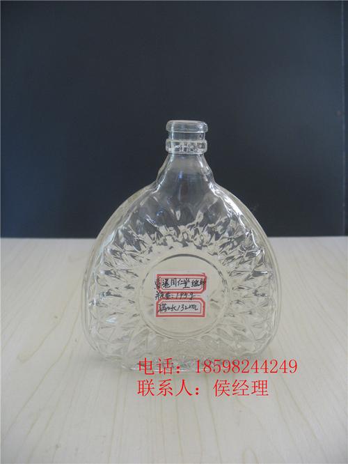 玻璃蠟燭臺,玻璃油燈等各類玻璃相關(guān)制品開發(fā),生產(chǎn),加工,銷售于一體的